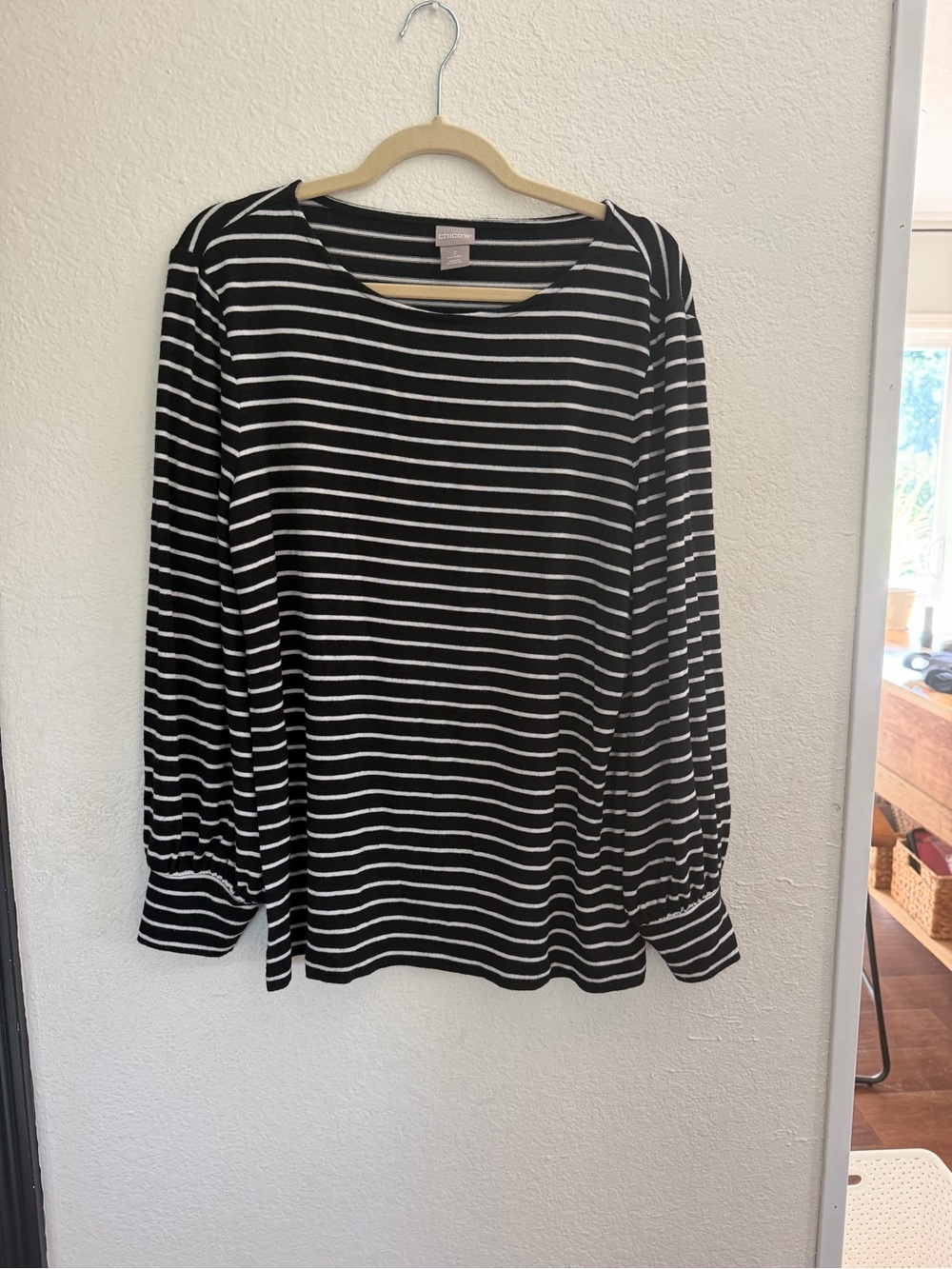 Chicos Womens 2 Large White Black Striped Long Sleeve Thin knit Sweater